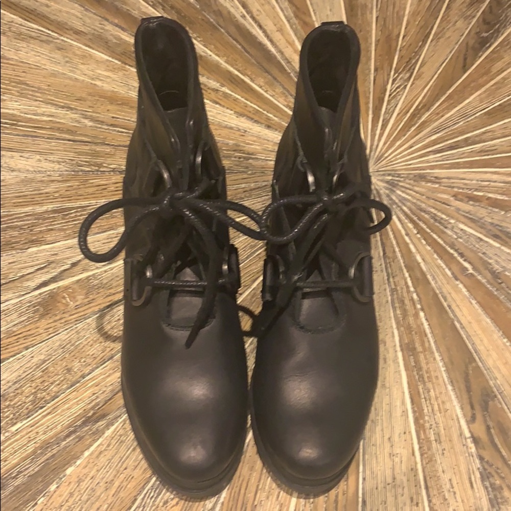 Black Sorel boot with pop of color purple heel.